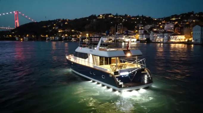 Private Luxury Motor Yacht Rental on the Bosphorus, Istanbul 6
