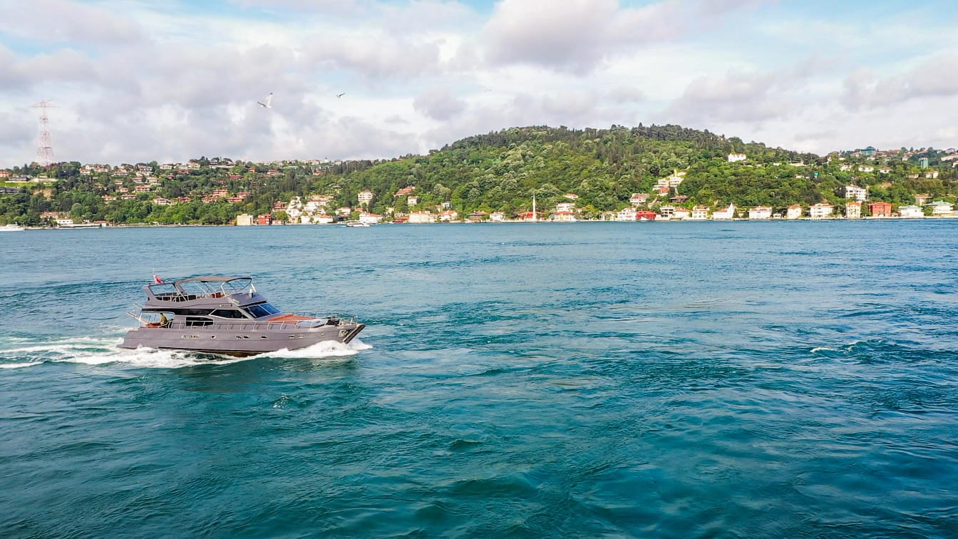 İstanbul Boğazı'nda Kiralık 17 Metre Özel Yapım Motoryat 5