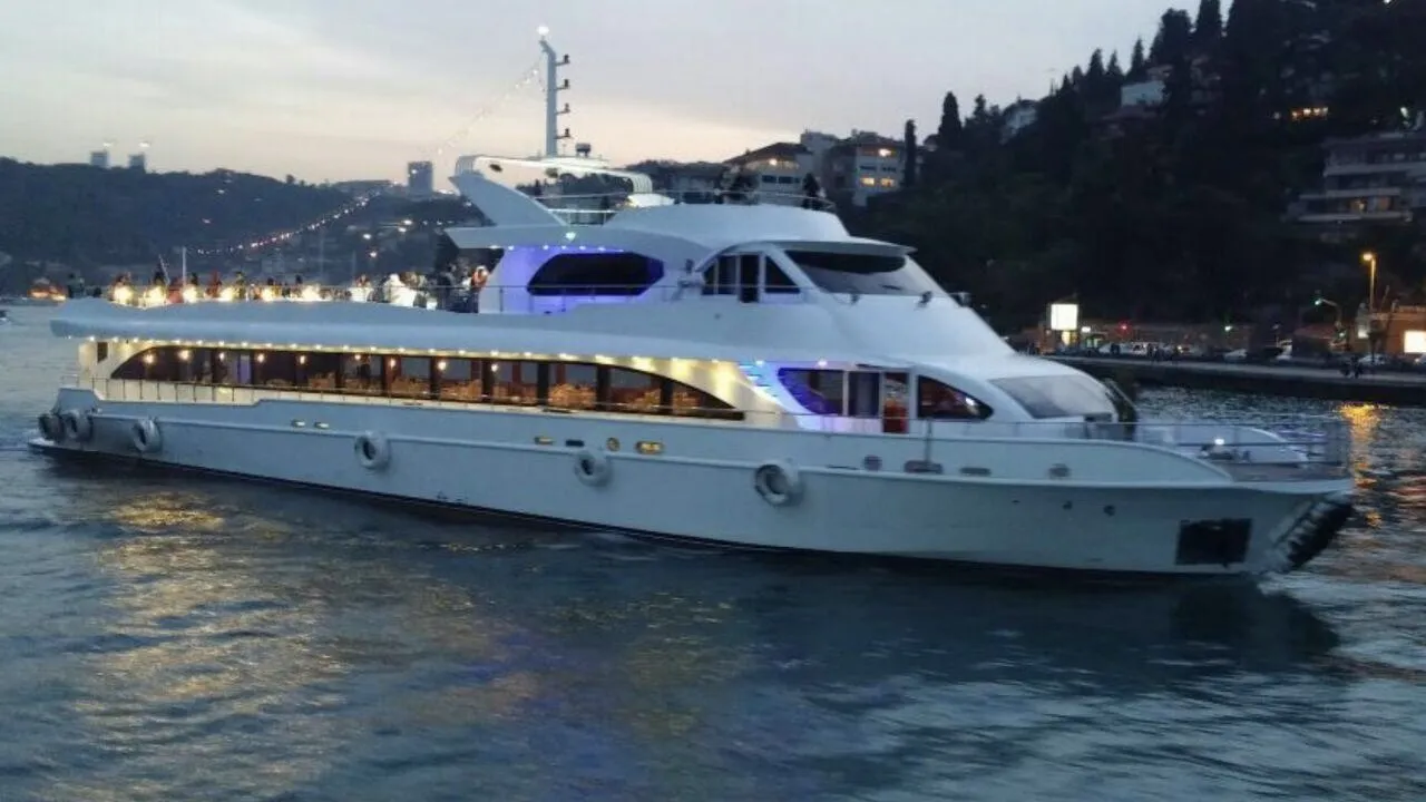 Şık Lounge Alanlı Lüks Yemekli Tur Teknesi 3