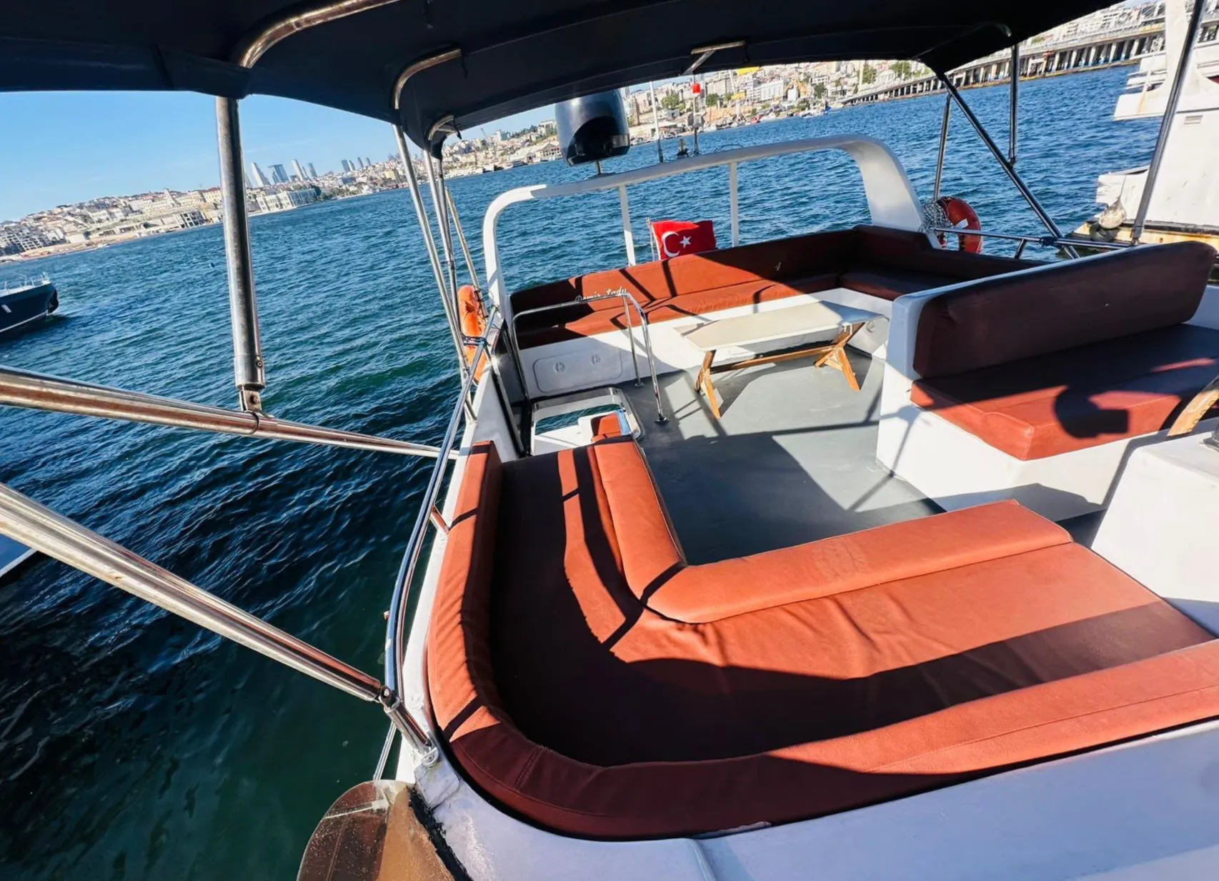 İstanbul Boğazı’nda Kiralık Lüks Özel Yapım 17m Motoryat (10 Kişilik) 5
