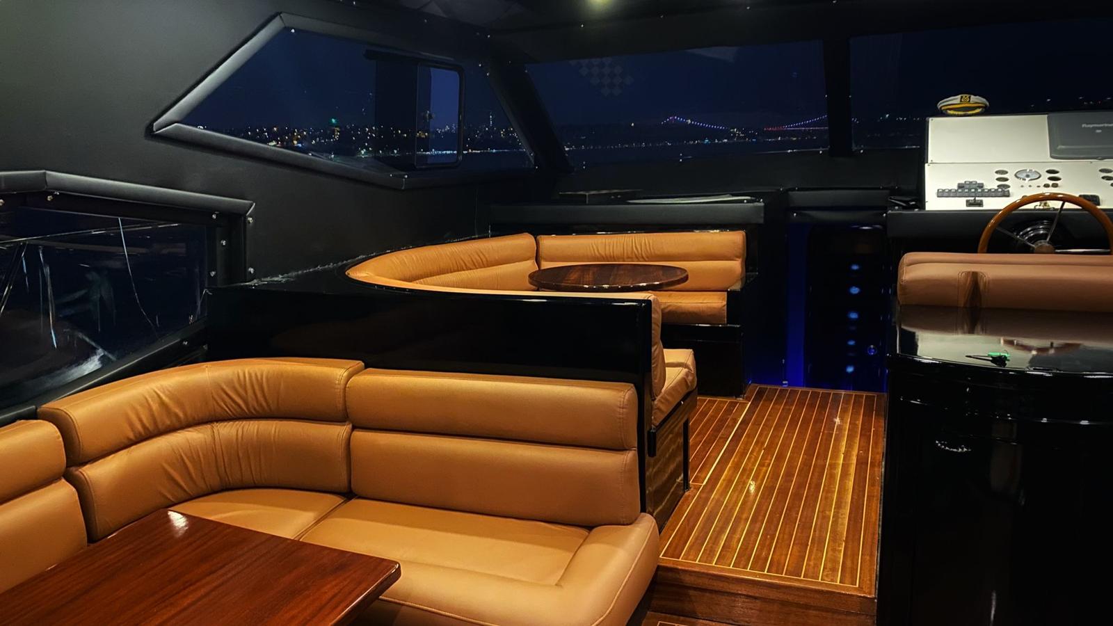 İstanbul Boğazı'nda Kiralık 17 Metre Özel Yapım Motoryat 2