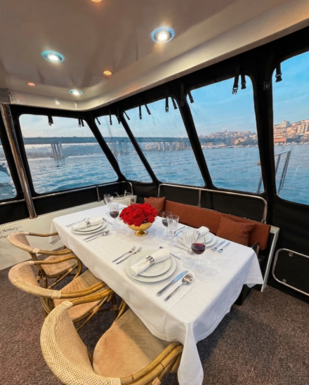 Comfortable Yacht Rental for 25 People 4