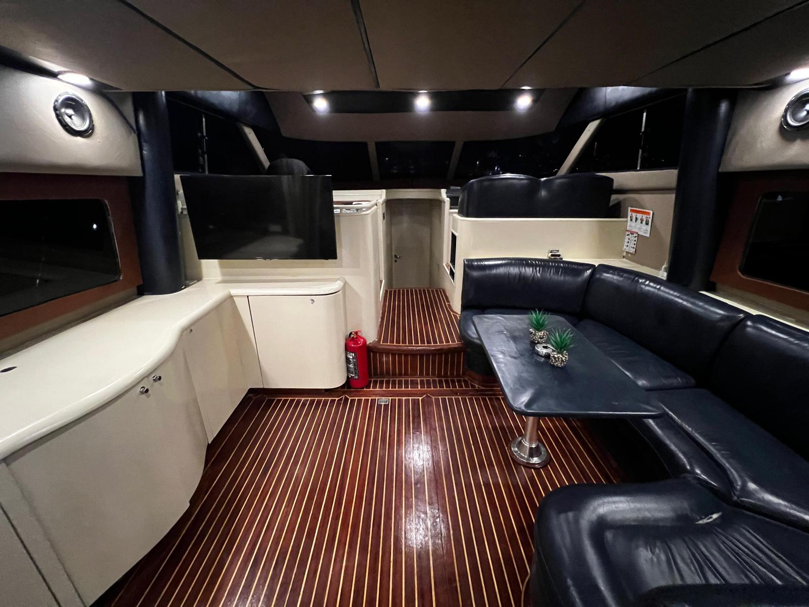 İstanbul Boğazında 17 Metre Lüks Özel Motoryat 5