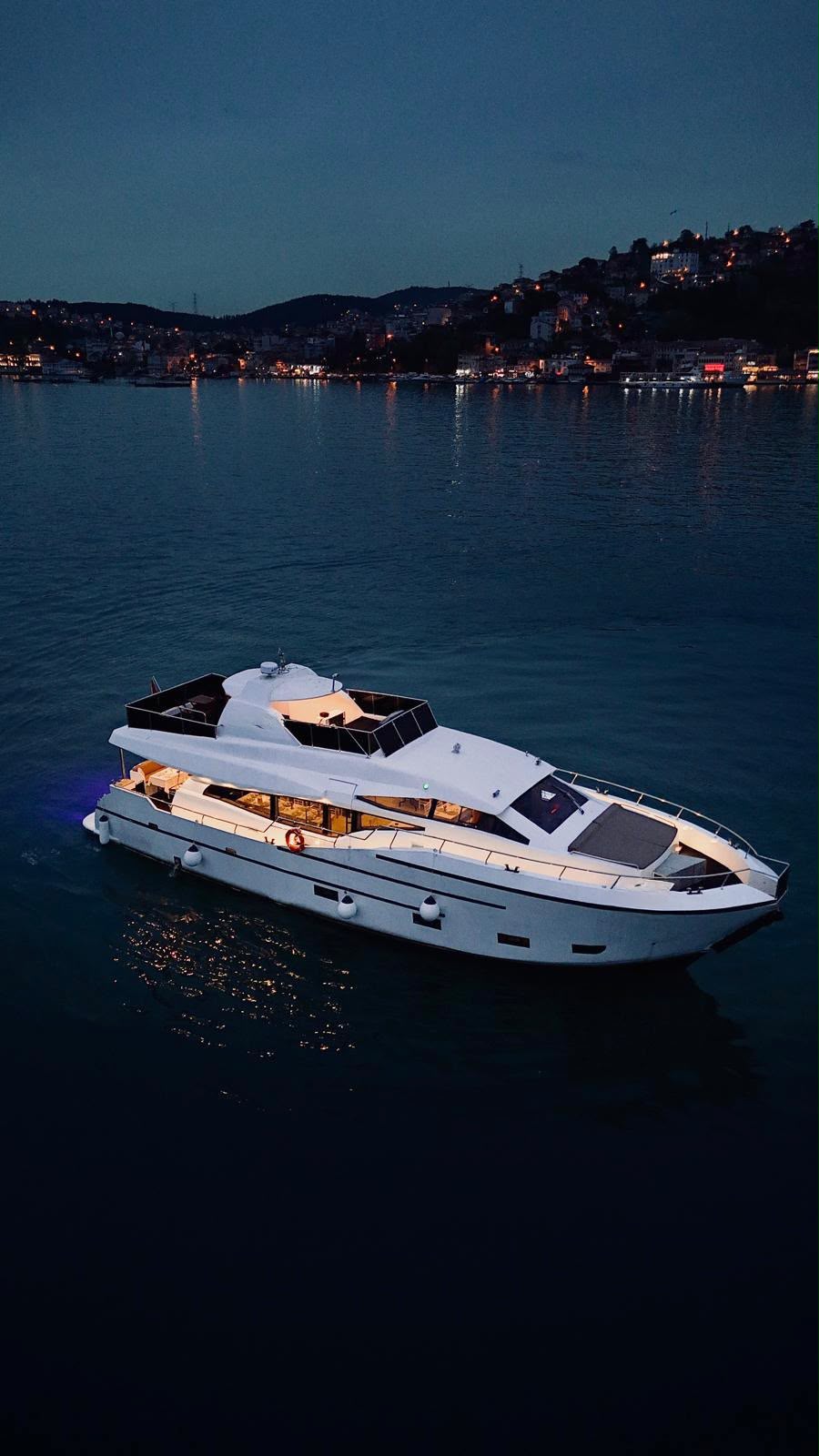 İstanbul Boğazı'nda Kiralık 22 Metre Özel Yapım Motoryat 1