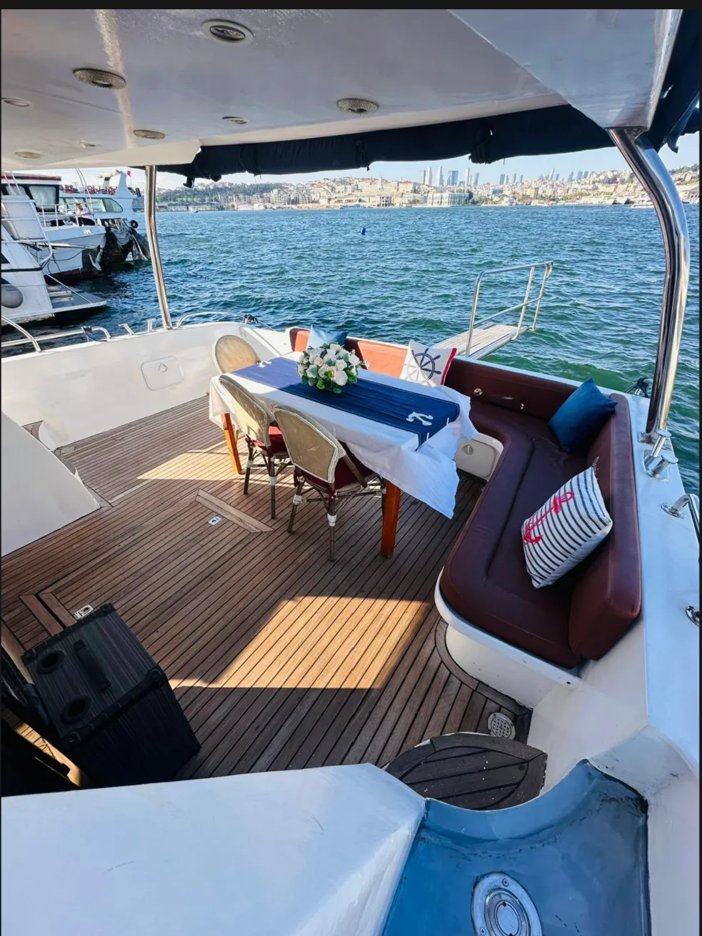 İstanbul Boğazı’nda Kiralık Lüks Özel Yapım 17m Motoryat (10 Kişilik) 2