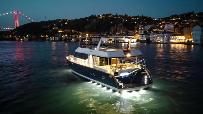 Exclusive Private Luxury Motor Yacht Charter on the Bosphorus 6