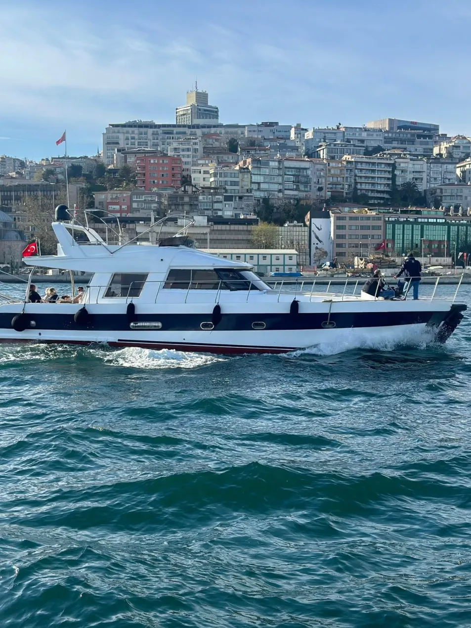 İstanbul Boğazı’nda Kiralık Lüks Özel Yapım 17m Motoryat (10 Kişilik) 1