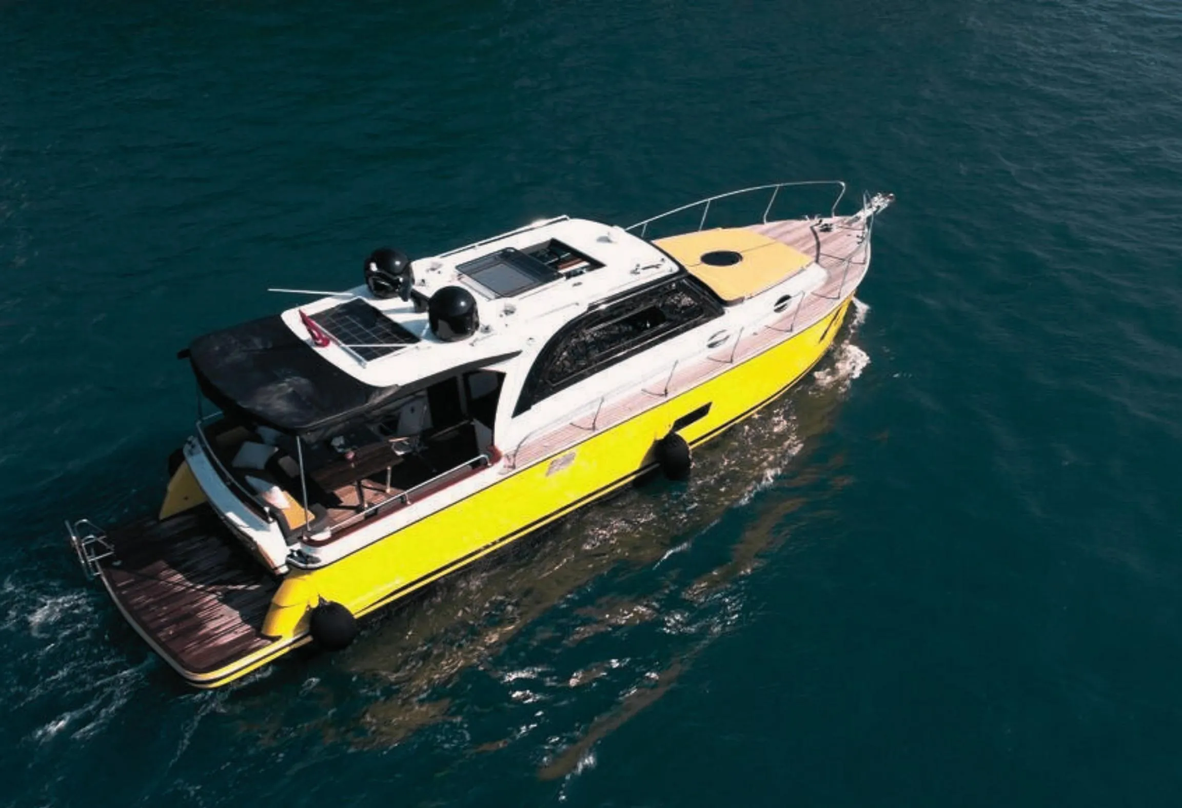 Klasik ve Şık: Lobster Motoryat Kiralama 3