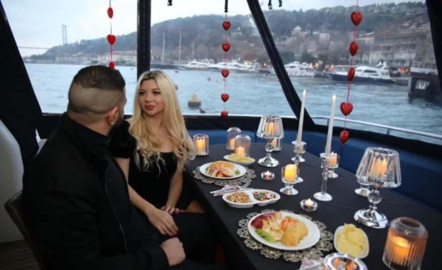 18M Motoryat ile Boğaz Turu – 11 Kişi Kapasiteli 3