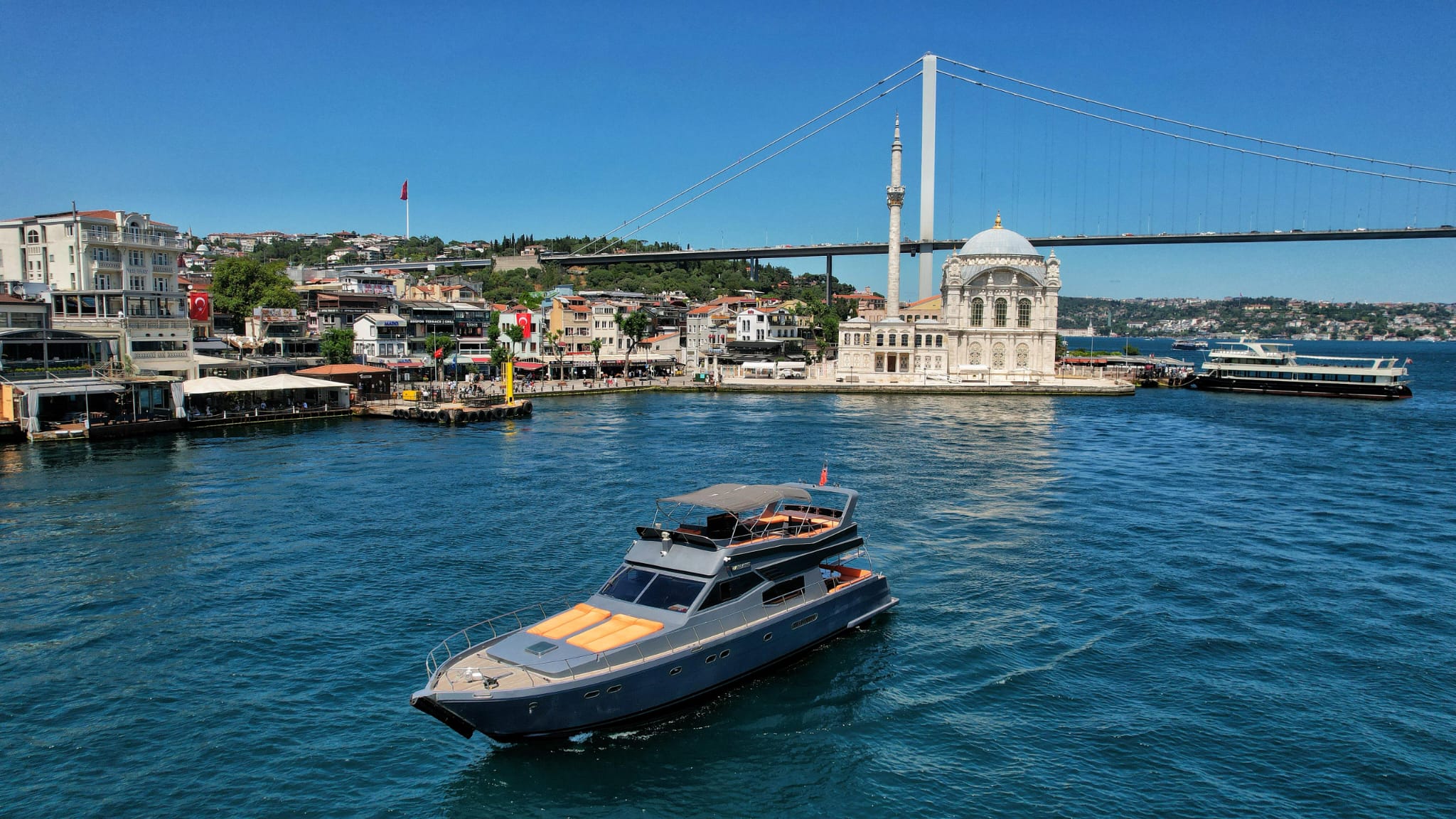 İstanbul Boğazı'nda Kiralık 17 Metre Özel Yapım Motoryat 3