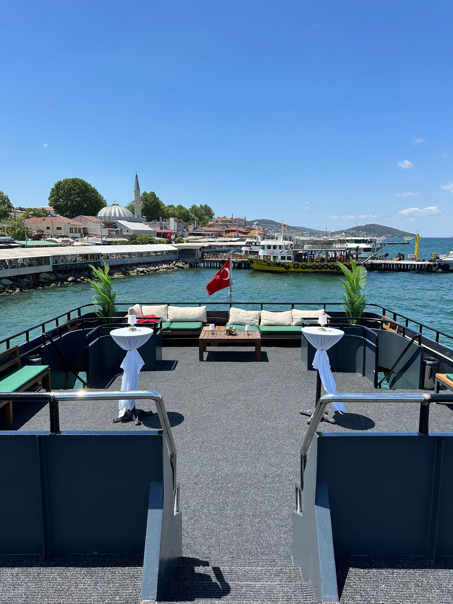 Kiralık Lüks Davet Teknesi | Boğaz'da Özel Etkinlik & Yat Turu 5