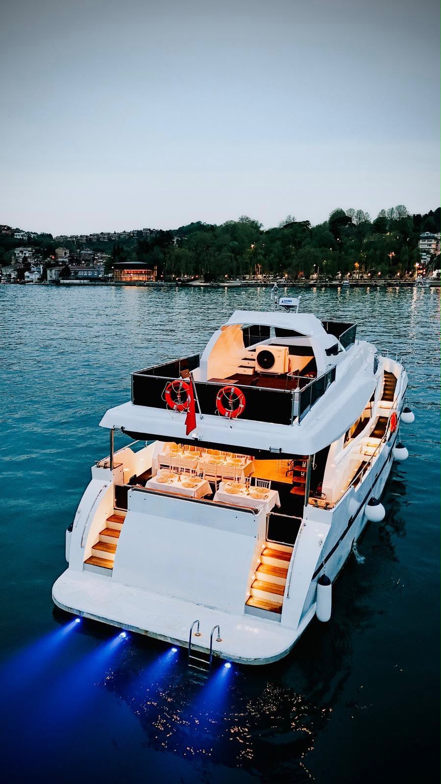 İstanbul Boğazı'nda Kiralık 22 Metre Özel Yapım Motoryat 2
