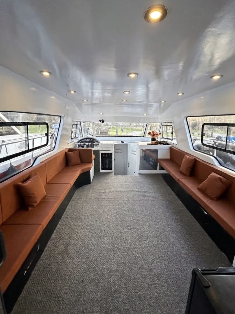 Comfortable Yacht Rental for 25 People 5