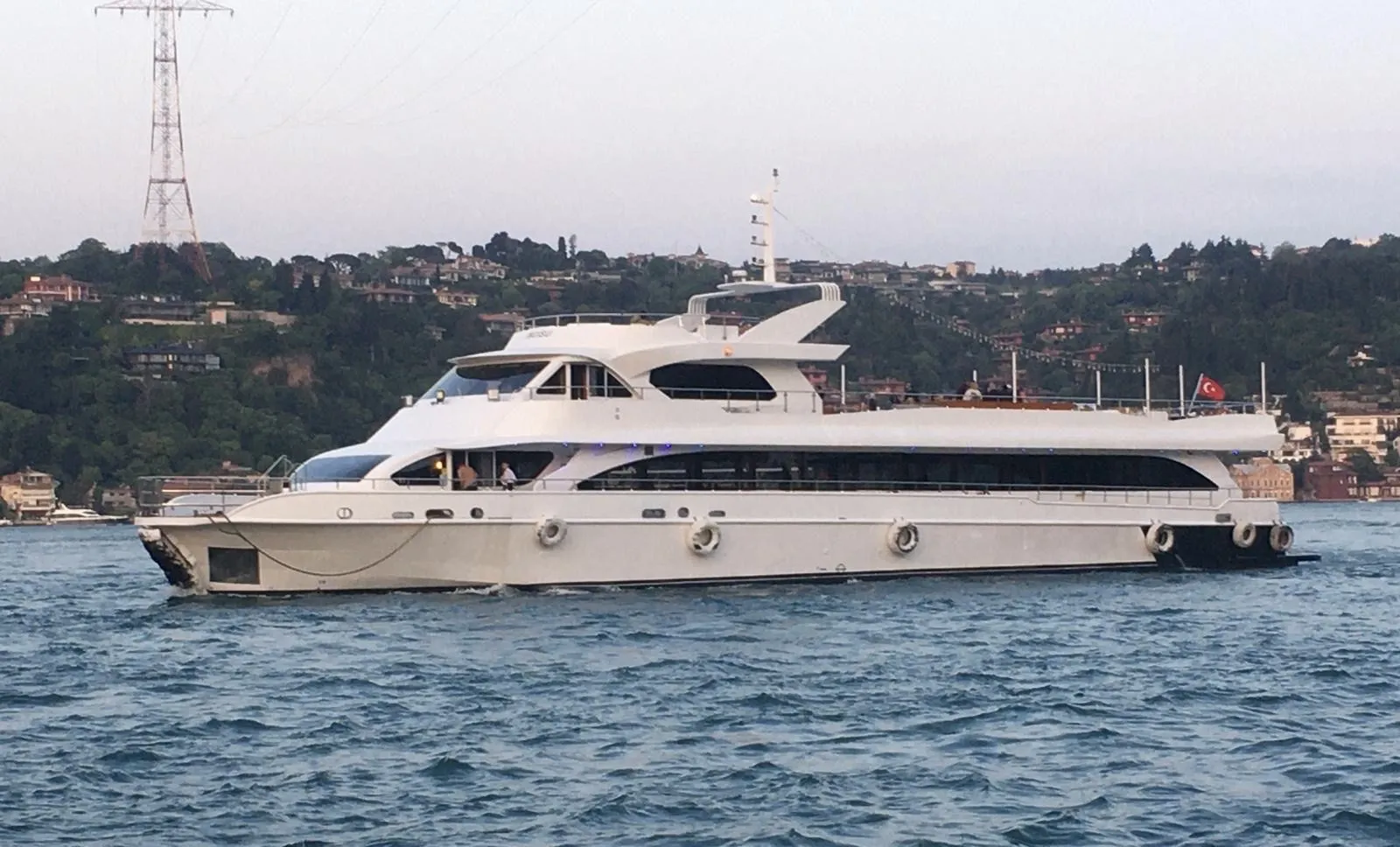 Şık Lounge Alanlı Lüks Yemekli Tur Teknesi 1