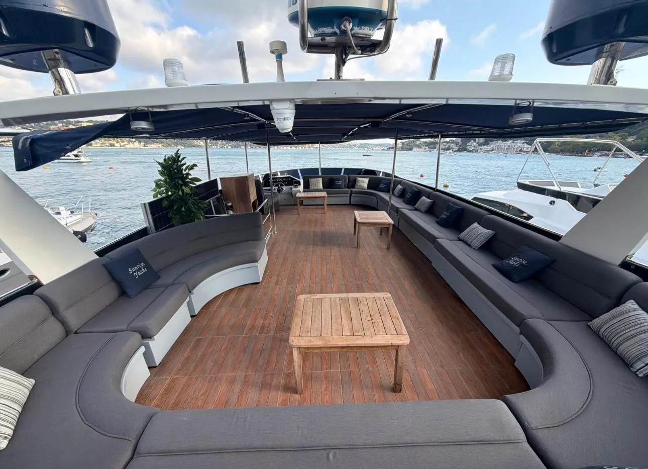 Private Luxury Motor Yacht Rental on the Bosphorus, Istanbul 4