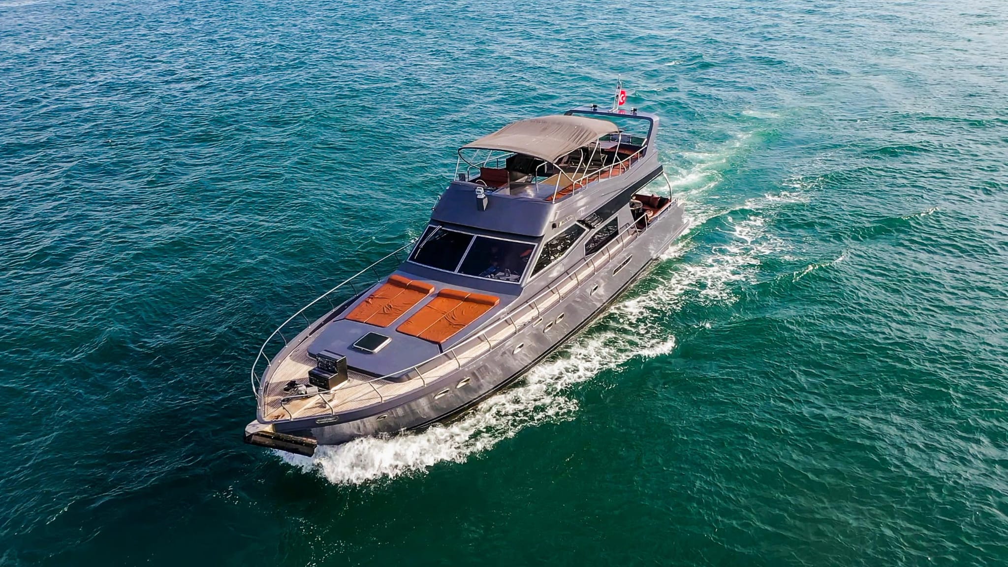 İstanbul Boğazı'nda Kiralık 17 Metre Özel Yapım Motoryat 4