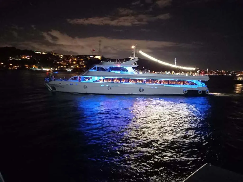 Şık Lounge Alanlı Lüks Yemekli Tur Teknesi 4