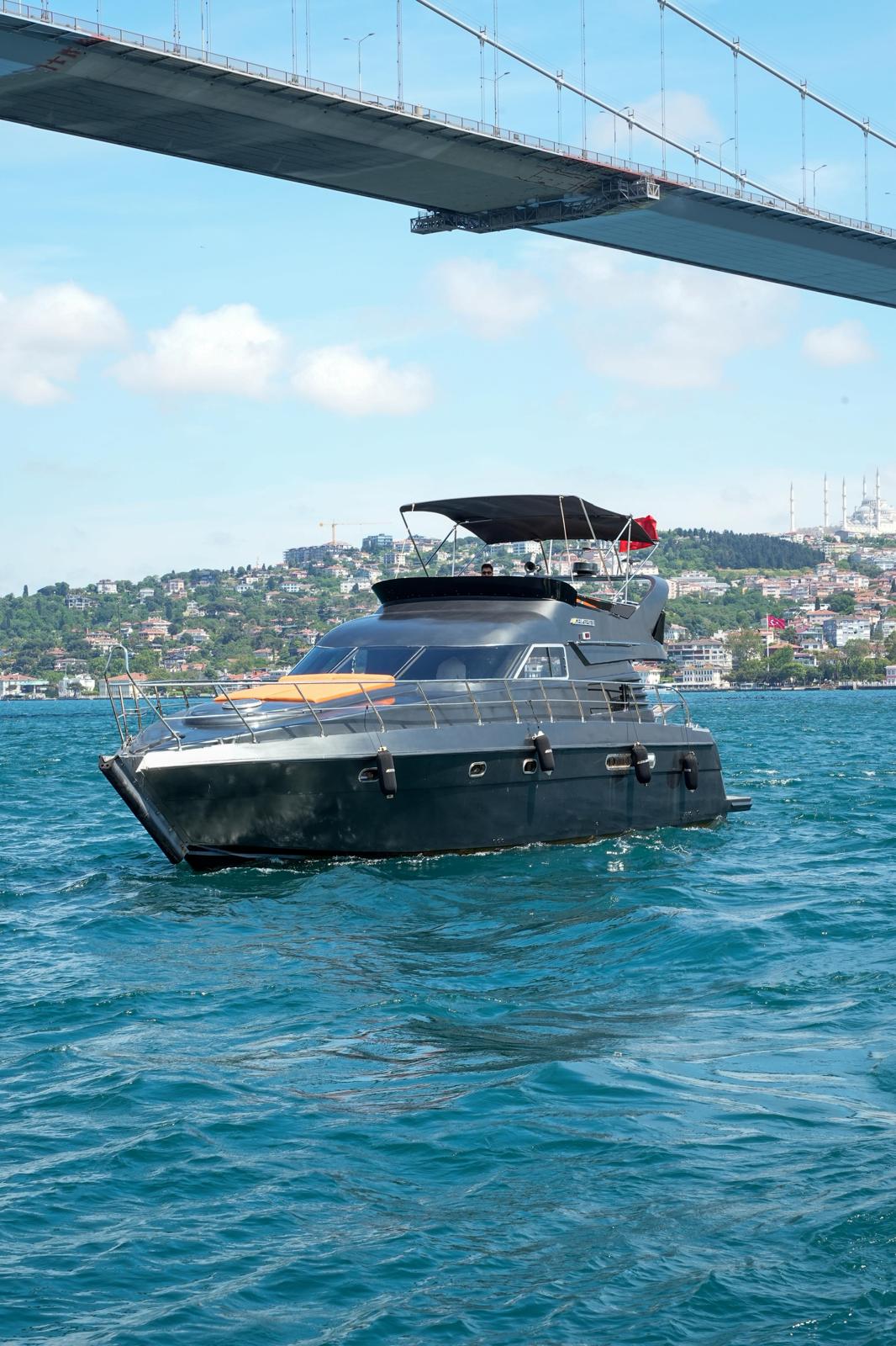 İstanbul Boğazında 17 Metre Lüks Özel Motoryat 2