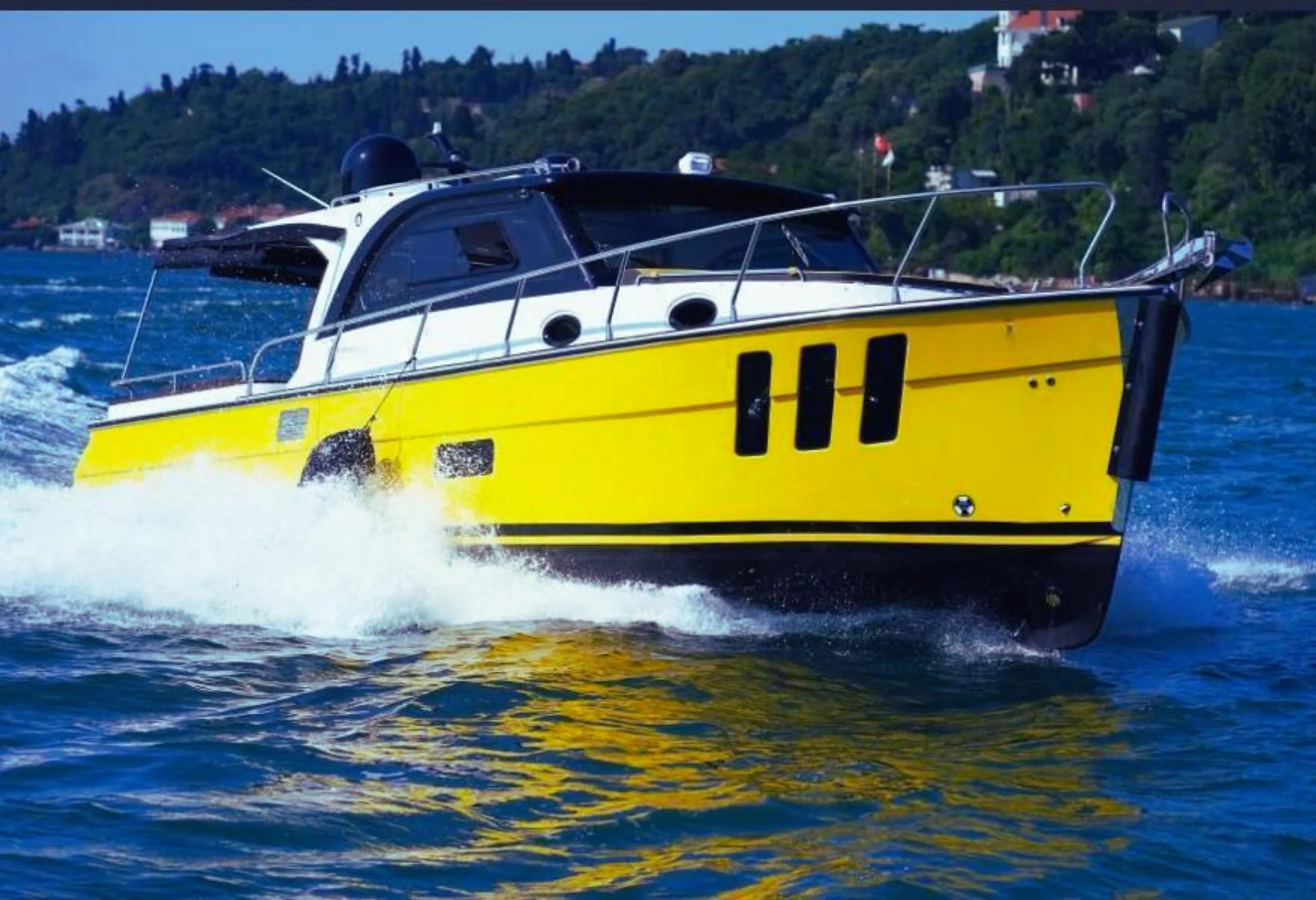 Klasik ve Şık: Lobster Motoryat Kiralama 1