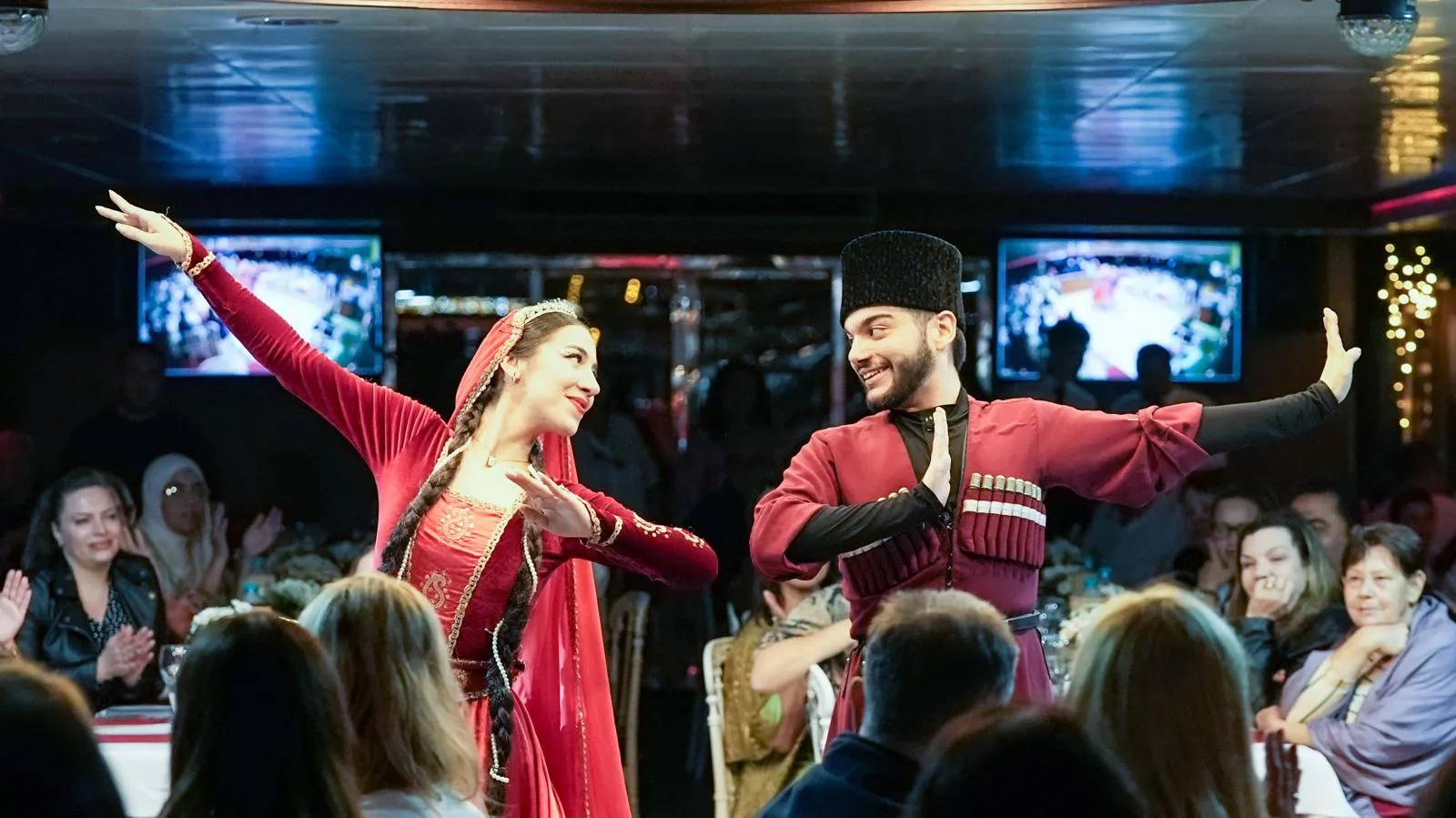 İstanbul: Kişiye Özel Masa ile Boğazda Akşam Yemeği ve Türk Gecesi 3