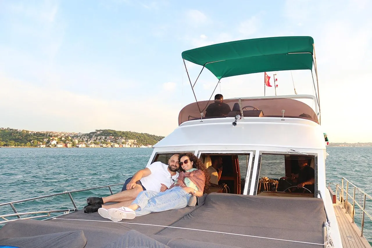 Istanbul Sunset Bosphorus Cruise: Luxury Yacht Tour with Refreshments – İstanbul 6