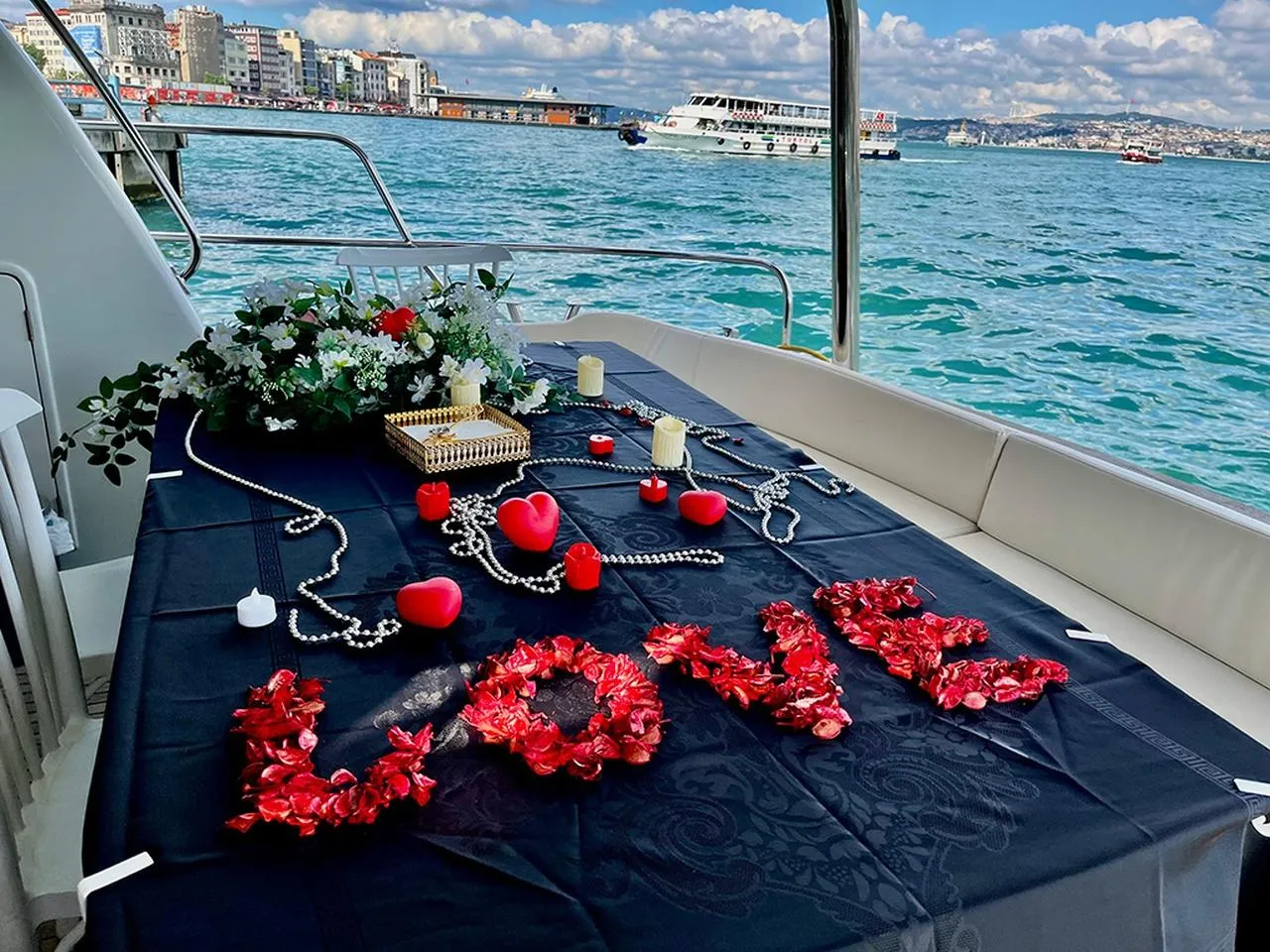 Istanbul Sunset Bosphorus Cruise: Luxury Yacht Tour with Refreshments – İstanbul 4