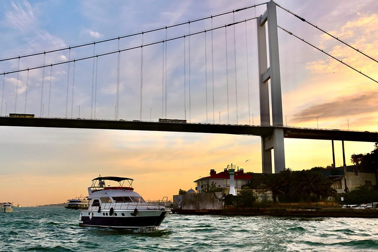 Istanbul Sunset Bosphorus Cruise: Luxury Yacht Tour with Refreshments – İstanbul 2