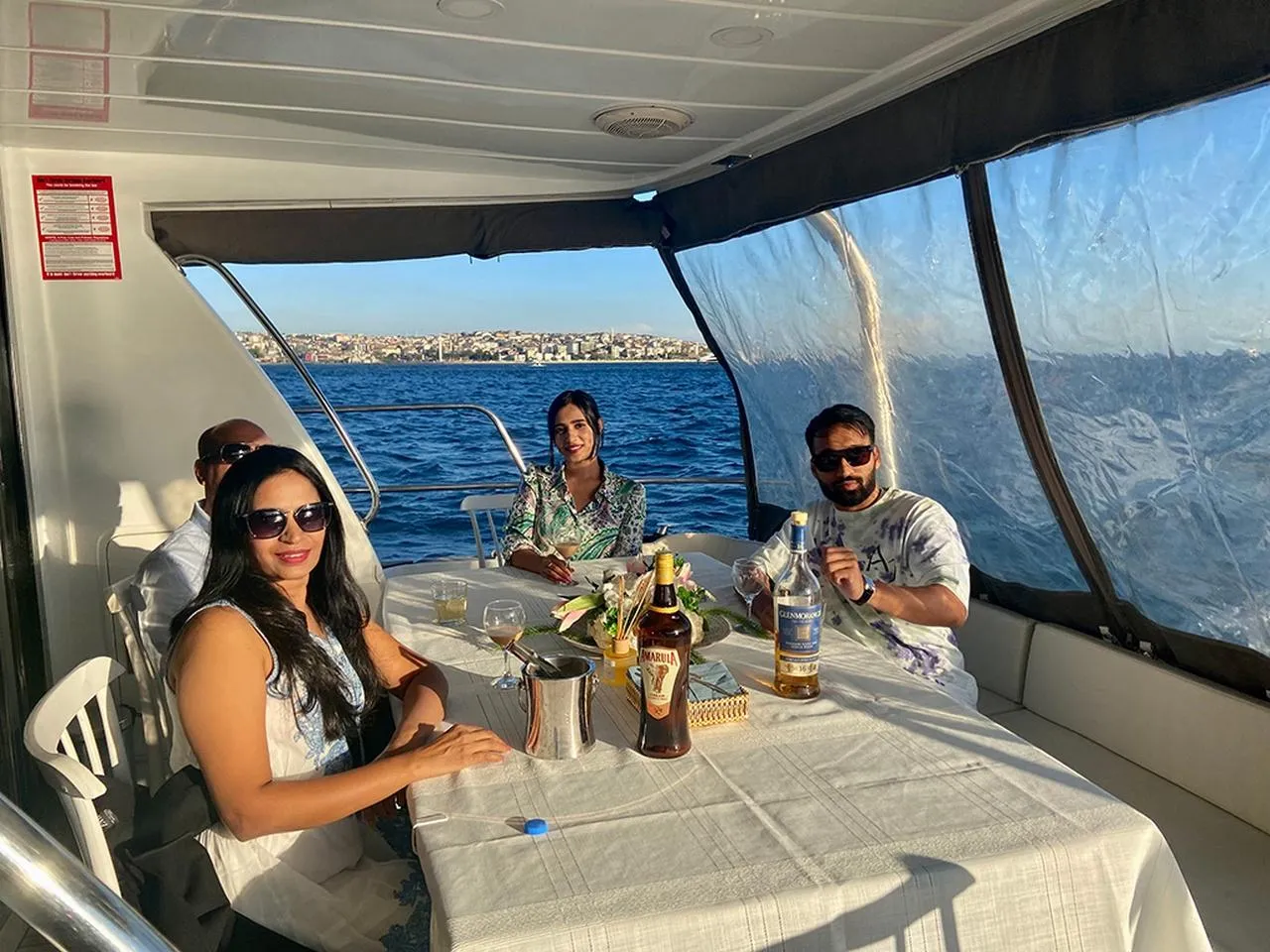 Istanbul Sunset Bosphorus Cruise: Luxury Yacht Tour with Refreshments – İstanbul 3