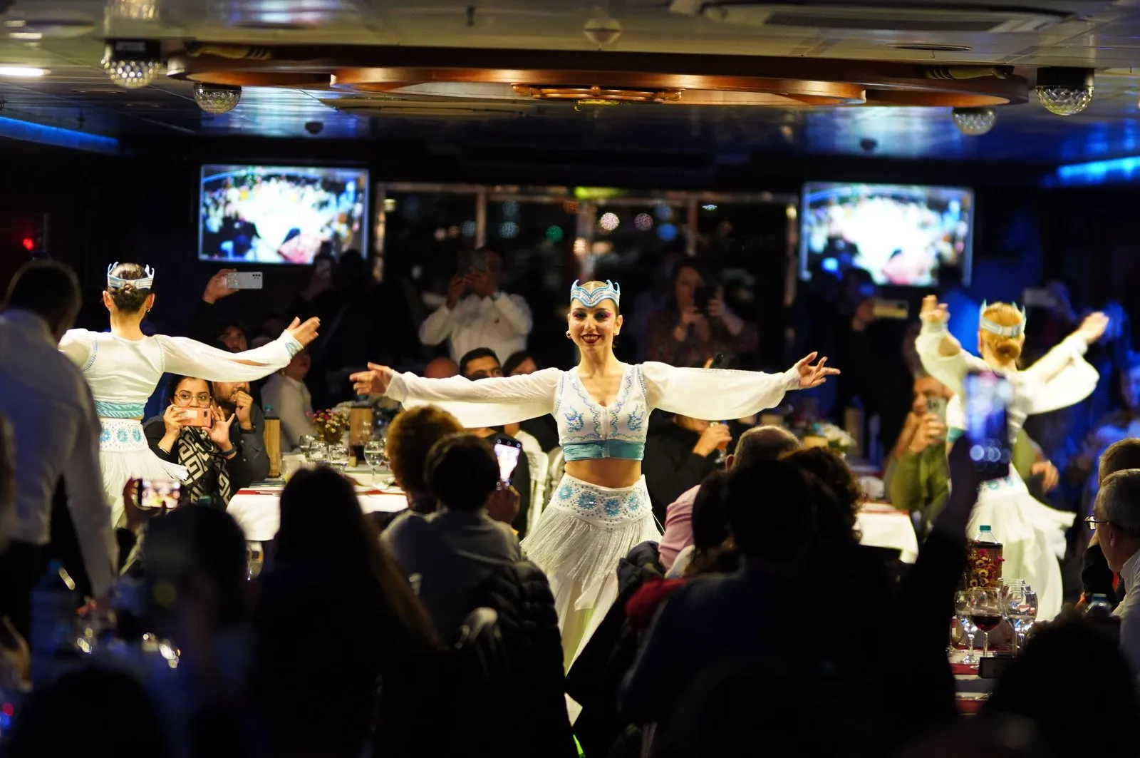 İstanbul: Boğaz'da Akşam Yemeği ve Türk Gecesi — Özel Masa, Canlı Gösteri – İstanbul 5