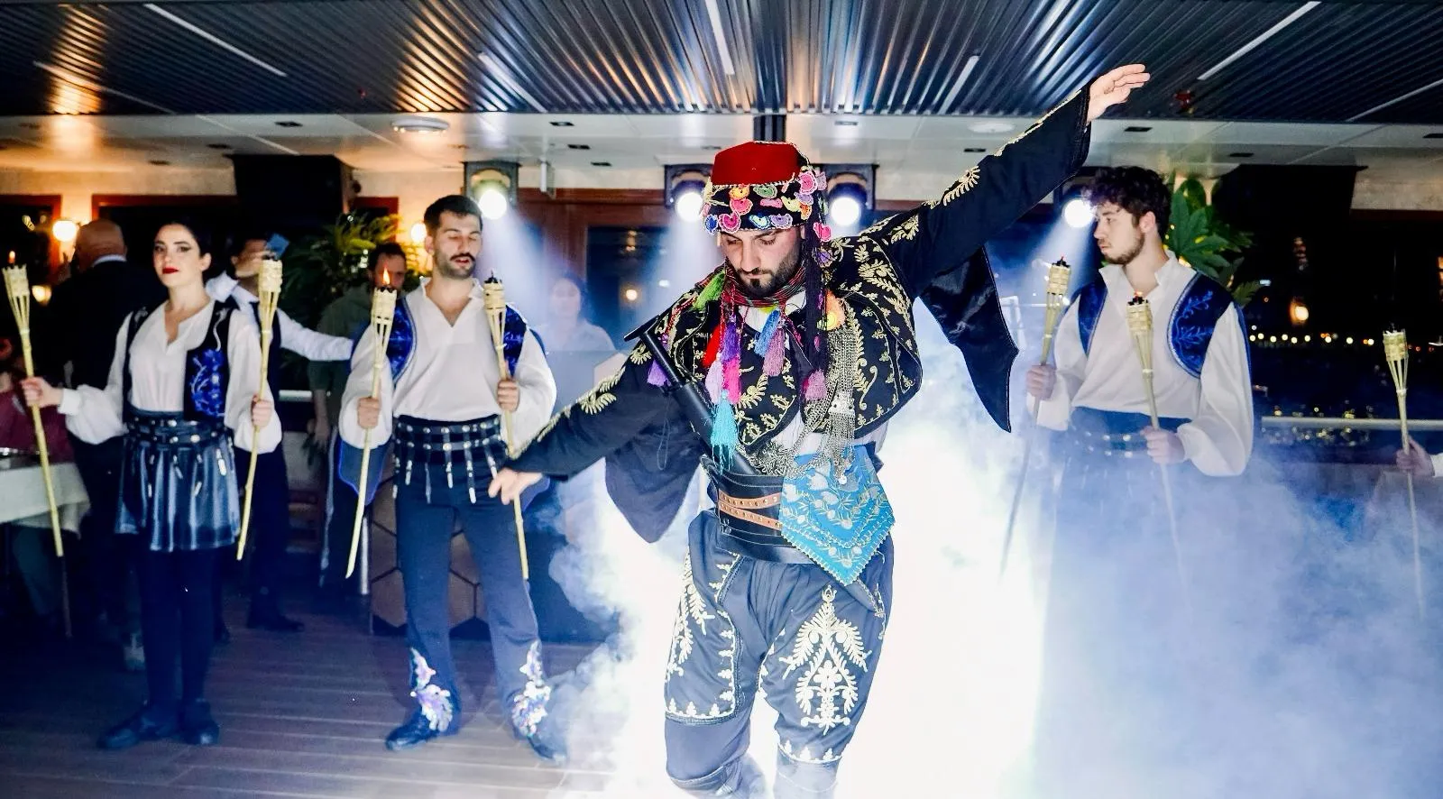 İstanbul: Eşsiz Akşam Yemeği, Boğaz Gezisi & Eğlence 5