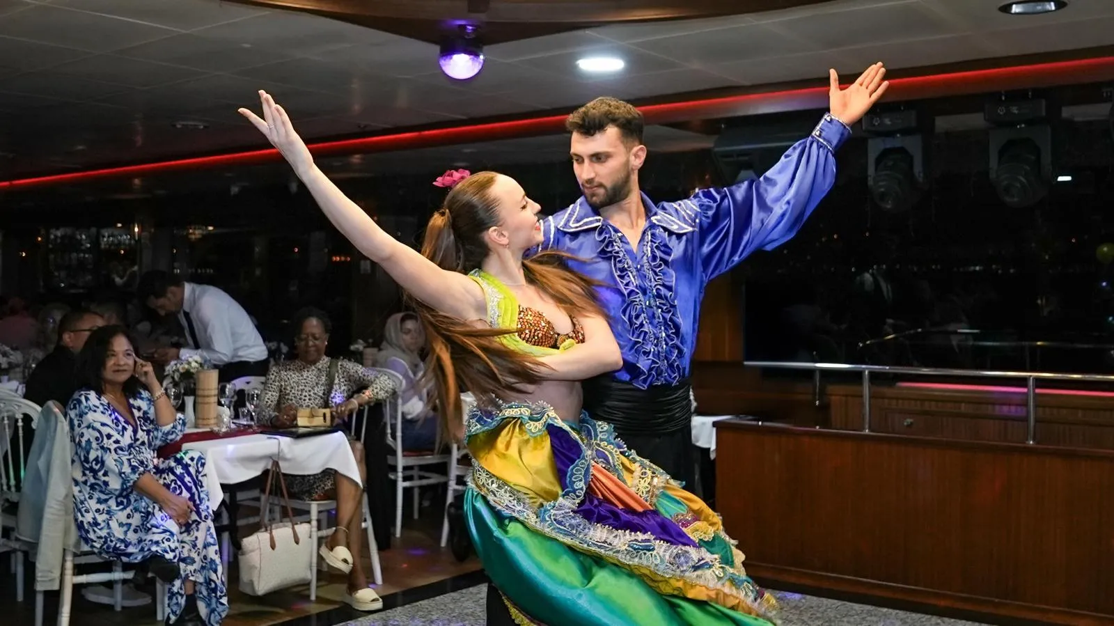 İstanbul: Kişiye Özel Masa ile Boğazda Akşam Yemeği ve Türk Gecesi 5