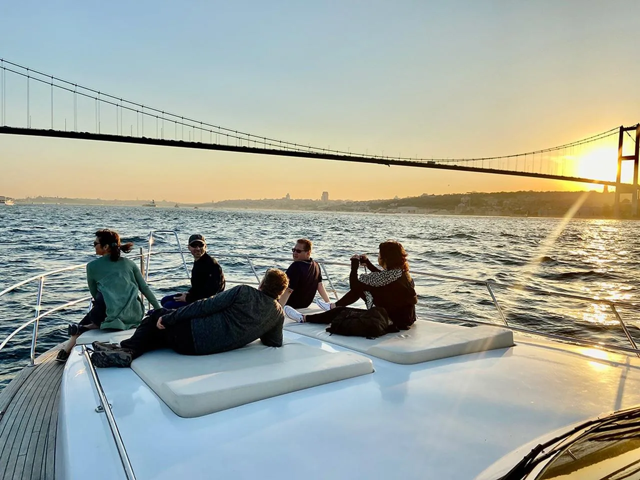 Istanbul Sunset Bosphorus Cruise: Luxury Yacht Tour with Refreshments – İstanbul 1