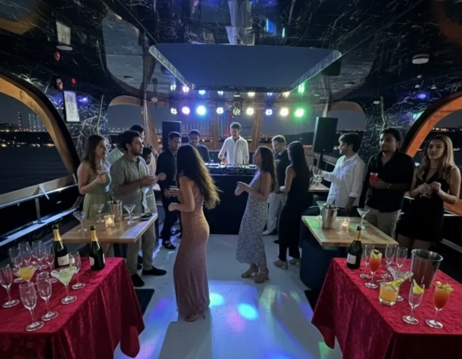 İstanbul Boğazı’nda "Party Boat" Konseptli Yılbaşı Eğlencesi 4